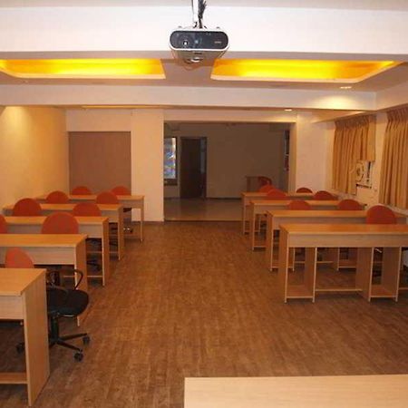 Hotel Maan Residency Ahmedabad Bagian luar foto