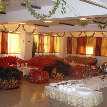 Hotel Maan Residency Ahmedabad Bagian luar foto