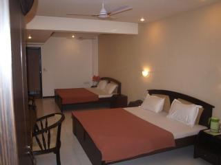 Hotel Maan Residency Ahmedabad Bagian luar foto