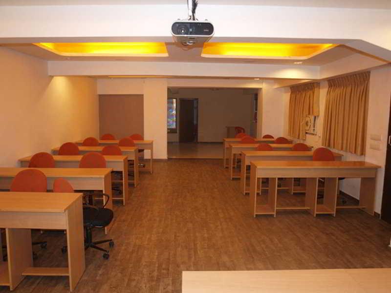 Hotel Maan Residency Ahmedabad Bagian luar foto