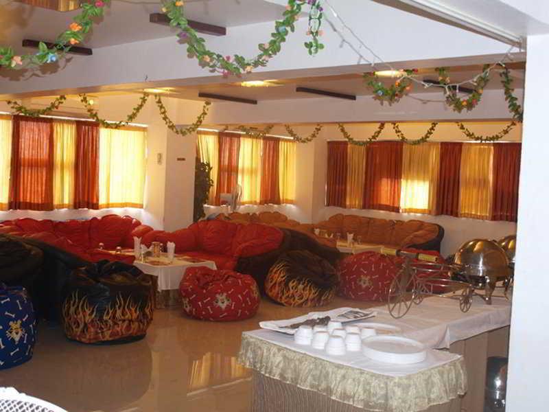 Hotel Maan Residency Ahmedabad Bagian luar foto