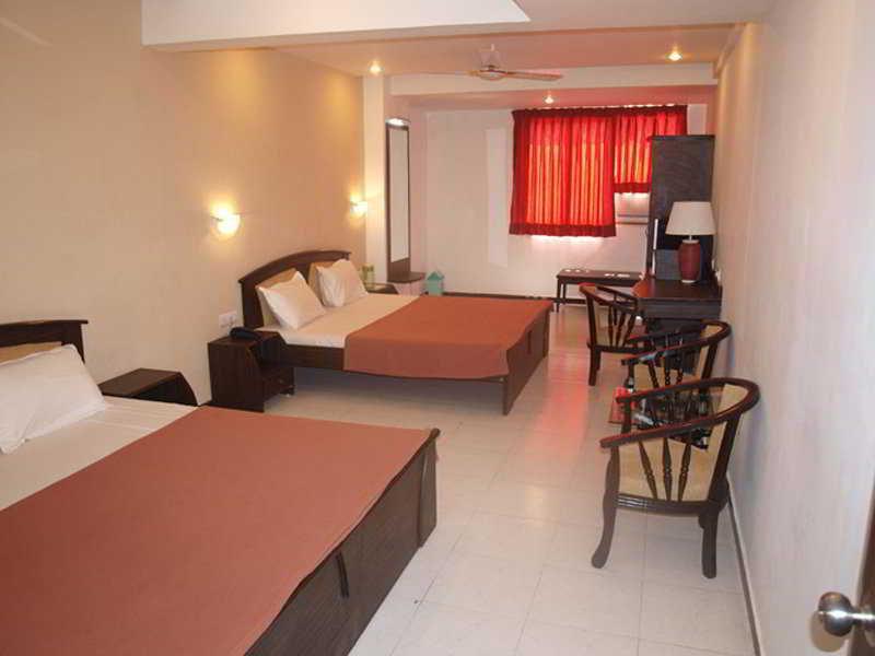 Hotel Maan Residency Ahmedabad Bagian luar foto