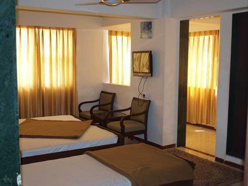 Hotel Maan Residency Ahmedabad Bagian luar foto