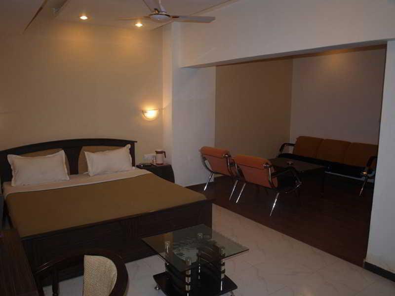Hotel Maan Residency Ahmedabad Bagian luar foto