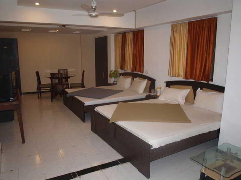 Hotel Maan Residency Ahmedabad Bagian luar foto